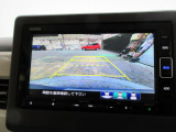 バックカメラの画像です。ガイドラインがスムースな車庫入れをサポートいたします。車庫入れの安心感がアップしますね。