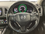 ハンドルにHondaセンシング系のクルーズコントロールやレーンキープアシストなどのスイッチと、オーディオの操作スイッチが装備されています。ハンドルから手を離さず安全に操作できます。