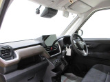 ダイハツのお店では、ダイハツ車を知り尽くしたプロフェッショナルが、専用の診断機器を使って各システムを点検しております。