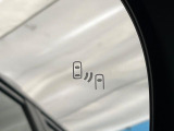 【ブラインドスポットモニター】走行中、ドアミラーの死角になりやすい箇所に後続車が接近するとサイドミラーのレンズに警告を表示!ドライバーに注意喚起をしてくれます。