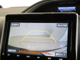 車庫入れや駐車で威力を発揮するのがバックモニター!ナビディスプレイに後ろの様子が映し出されるから安心です。