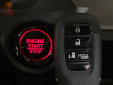 【Hondaスマートキー】カバンやポケットに入れたままでもドアの施錠・解錠が可能なスマートキーを装備。エンジンのオン・オフ時もカギを取り出す必要が無いからとっても便利です♪