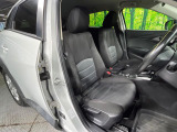 運転席まわりには十分なスペースがあり、大柄な方でもゆったり運転していただける環境です。