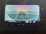 バックでの車庫入れも安心です! リアカメラが付いているバックモニター付のナビを装備しております。操作線もついており距離感も画面から確認できます。
