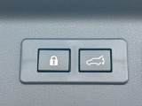 【パワーバックドア】スマートキーや運転席のボタンを押すだけでリアゲートが自動で開閉します!荷物を持っている時や、高い位置にあるバックドアを閉める際に便利な機能です♪