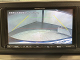 リバースギアに入れるだけで後方の表示へ切り替わります。夜間や雨の日の駐車も楽になりますよ。