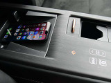 置くだけでスマートフォンを充電するワイヤレス充電器が付いています。
