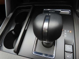 CX-60のパワフルでしなやかな走りを8ATが支えます。大型のシフトレバー左側には、フタ付きのドリンクホルダーを備えています。