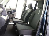 シックな色使いの運転席周りですね。すっきりとしたデザインで上品な色使いです。居心地の良い運転席長く座ってられるリラックスできるデザインがいいですね。