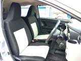 すわり心地の良い運転席・助手席です。長時間のドライブの疲れ軽減に貢献します。どうぞ快適なドライブを。