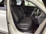 運転席は、大きな座面と包み込むような背もたれがドライバーの身体全体をしっかり支えます。上質なシート素材と座り心地のよいクッションを採用し、長時間の運転やコーナーの多い道も快適です。