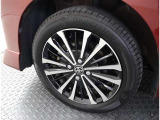 かっこいいホイールですね。 車のイメージを大きく左右するホイール部分はコダワリを持ちたいですね。