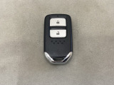 スマートキーを装備しています。鍵を差し込むことなくドアロックの開け閉めと、スタートボタン操作でのエンジンスタートができます。
