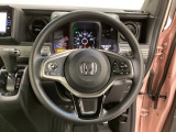 ハンドルにHondaセンシング系のクルーズコントロールやレーンキープアシストなどのスイッチと、オーディオの操作スイッチが装備されています。ハンドルから手を離さず安全に操作できます。