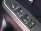 電動格納&ミラー角度調整機能付きです。