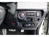 キーレスアクセス&プッシュスタート。アクセスキーを携帯して運転席か助手席のドアハンドルの内側に触れるだけで開錠 ドアハンドルのセンサーに触れて施錠