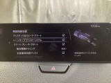 カメラが車線を認識してはみ出しそうになるとステアリングアシストが介入するレーン・キープ・アシストシステムを装備しております。お好みで作動・非作動の設定も可能です。