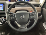 ハンドルにHondaセンシング系のクルーズコントロールやレーンキープアシストなどのスイッチと、オーディオの操作スイッチが装備されています。ハンドルから手を離さず安全に操作できます。