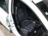 程よい硬さとホールド性が高いシートで長時間運転も快適です。