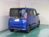 「エマージェンシーブレーキ」は、フロントカメラで前方の車両や歩行者を検知して回避操作を促します。万が一の際には自動でブレーキを作動させて衝突回避または被害軽減します。