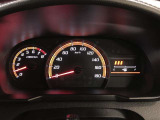 昼間でも見やすいオプティトロンメーターです。運転席前に配置し、フードを低く抑えることで運転中の視界の邪魔にならないので、視界も良好です!