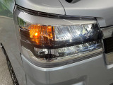 【LEDヘッドライト】悪天候や夜間走行時も良好な視界を確保し安心して運転できる高輝度LEDヘッドライトを装備!点灯速度が早く、消費電力も抑えられています。
