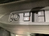 ハンドルの右側に電動格納付きパワーミラーの操作スイッチがついています。左右のサイドミラーの角度調節も微調整ができて便利です。パワーウインドウは運転席でドア2枚とも上下の操作ができるようになっています。