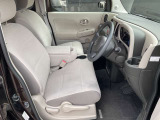 運転席は広々としていて、ゆったりと運転をお楽しみいただくことができますよ。