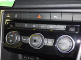 2ゾーンフルオートエアコン。運転席、助手席それぞれ独立して温度管理が可能です。花粉やダストを除去するフレッシュエアフィルターも装備され、クリーンな室内環境を保ちます。
