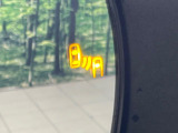 【ブラインドスポットモニター】走行中、ドアミラーの死角になりやすい箇所に後続車が接近するとサイドミラー付近に警告を表示、ドライバーに注意喚起をしてくれます。