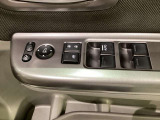 ハンドルの右側に電動格納付きパワーミラーの操作スイッチがついています。左右のサイドミラーの角度調節も微調整ができて便利です。パワーウインドウは運転席でドア4枚とも上下の操作ができるようになっています。