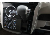 インパネシフトだから視線の移動も少なく足元もスッキリ♪運転席もゆったりしているのでゆとりを持ってドライブできますね!