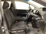 女性でも運転がしやすいように、シートの高さ調整機能(シートリフター)がついています。広い足元にゆったり座れるシートには肘掛も装備しており長距離の運転でも疲れにくいシートです。