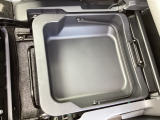 助手席の座面を持ち上げると便利な物入が現れます。車検証入れを入れてもいいですね。