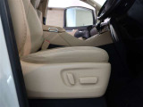 パワーシート搭載。微妙な調整が手軽にでき、ピッタリなポジションで運転することが可能です。