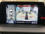 車庫入れの苦手な方にバック時のサポートバックモニター、パノラミックビューモニター付き。※カメラが映し出す範囲は限られています。必ず車両周辺の安全を直接確認してください。