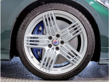 【BMWアロイホイル】軽量かつ強度に拘ったアロイホイル。走行性能ポテンシャルを引き出す設計。車の足元を引き締めてくれる大きなポイントはアロイホイルです。