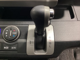 CVT車のセレクトレバーです。低速から高速まで、変速ショックのないスムーズな走りを実現するとともに、エンジン効率のよい領域を維持することで燃費にも貢献します。