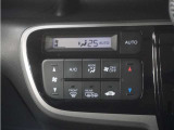 フルオートエアコン搭載。好みの温度に設定するだけで、風向や風量を自動でコントロール!いつでも快適な車内環境に。