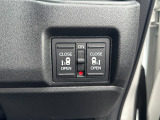 運転席の手元で両側スライドドアの開閉操作が可能です。