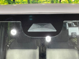 【ホンダセンシング】走行中に前方の車両等を認識し、衝突しそうな時は警報とブレーキで衝突回避と被害軽減をアシスト。より安全にドライブをお楽しみいただけます。