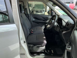 運転席シートリフター(ラチェット式)で、座面の高さも上下に動き、体格にあわせて調整ができます。