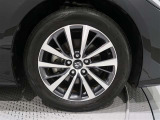 アルミホイールを装備、タイヤサイズは215/55R17です。