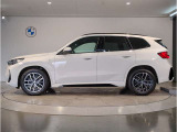 BMWではロングホイールベースの採用をしており、すべての車種に適用され、走行中の安定感の向上されております。また室内空間の広さにも貢献しております。