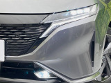 【LEDヘッドライト】悪天候や夜間走行時も良好な視界を確保し安心して運転できる高輝度LEDヘッドライトを装備!点灯速度が早く、消費電力も抑えられています。