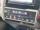 【オートエアコン】一度お好みの温度に設定すれば、車内の温度を検知し風量や温度を自動で調整。暑い&hellip;寒い&hellip;と何度もスイッチ操作をする必要はありません。快適な車内空間には必須の機能ですね♪