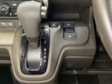 CVT車のセレクトレバーです。低速から高速まで、変速ショックのないスムーズな走りと、エンジン効率のよい領域を維持して燃費にも貢献します。サイドブレーキはスイッチ操作の電子制御パーキングブレーキです。