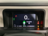 デジタル表示のスピードメーターとタコメーター、燃費やオドメーターなどの表示の他に、ホンダセンシング機能などの表示もできる多機能なマルチインフォメーション・ディスプレイです。