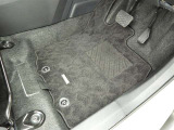 フロアマットも綺麗にクリーニングされています。