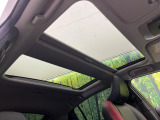 【ガラスルーフ】ガラスルーフ搭載で車内の解放感が一気にアップ!開放的なドライブをお楽しみいただけます。